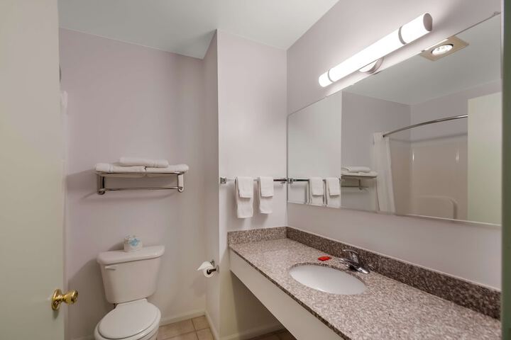 2 Queen Beds Refrigerator High Speed Internet Accessible Coffee Maker, Hairdryer Iron and Ironing Board Full Breakfast (12 of 12)