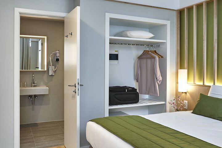 Room 35 of 61