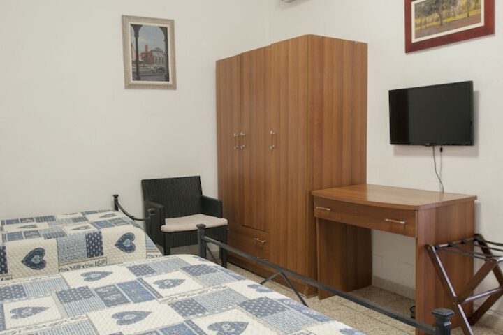 Room 33 of 48
