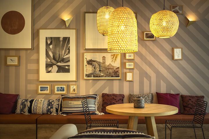 Lobby lounge