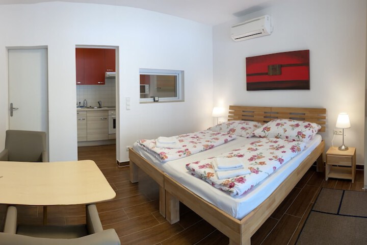 Room 5 of 160
