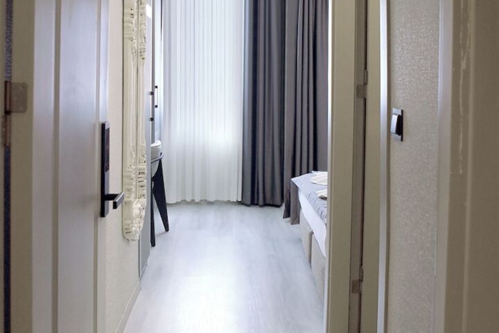 Room 14 of 104