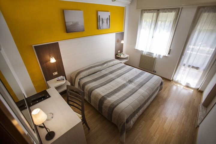 Room 10 of 33