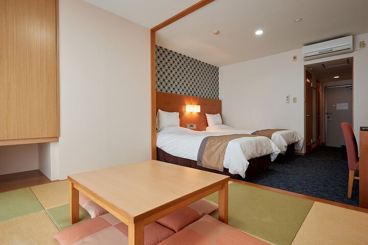 Room 12 of 120