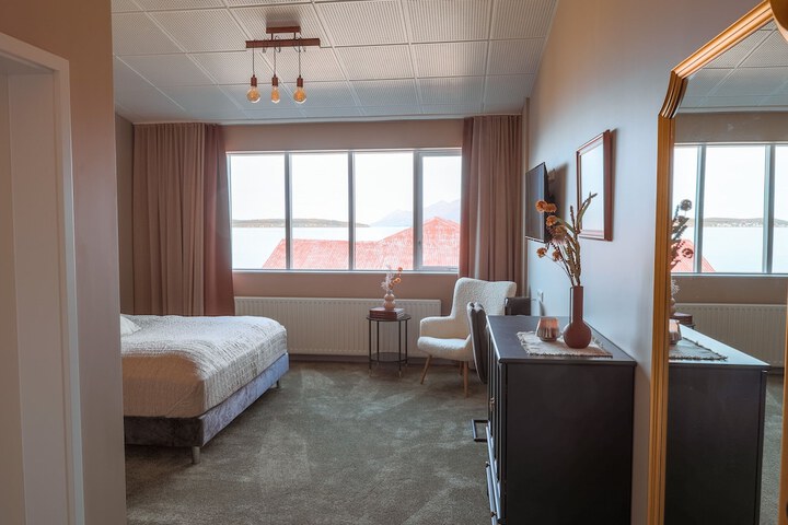 Room 5 of 9