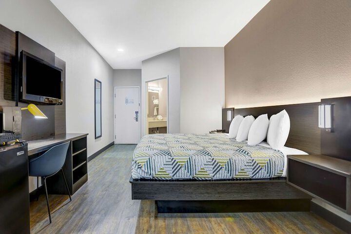 1 King Bed (15 of 15)