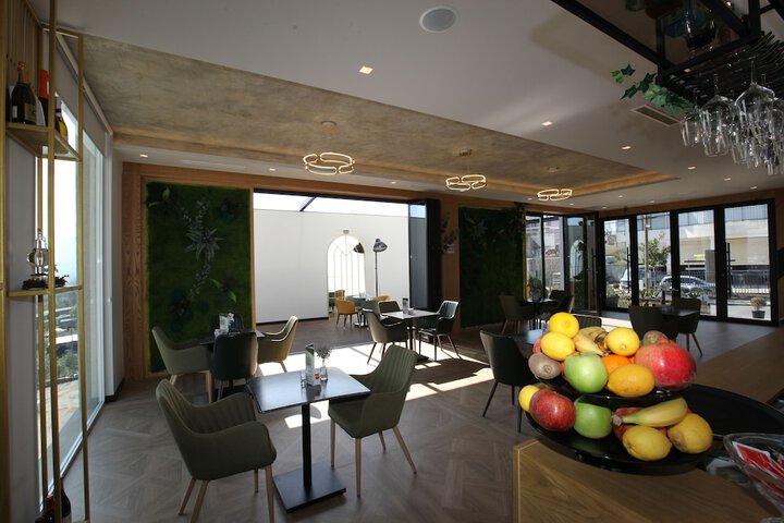 Lounge 41 of 57