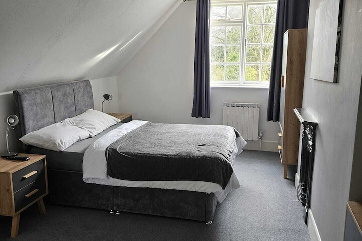 Room 8 of 28