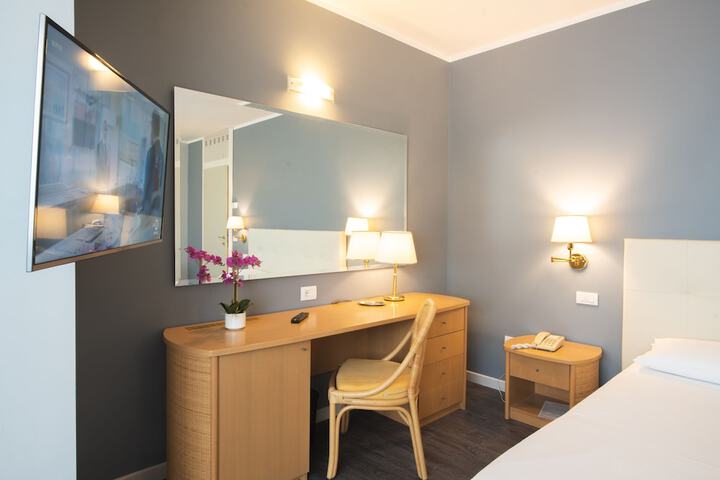 Room 8 of 50