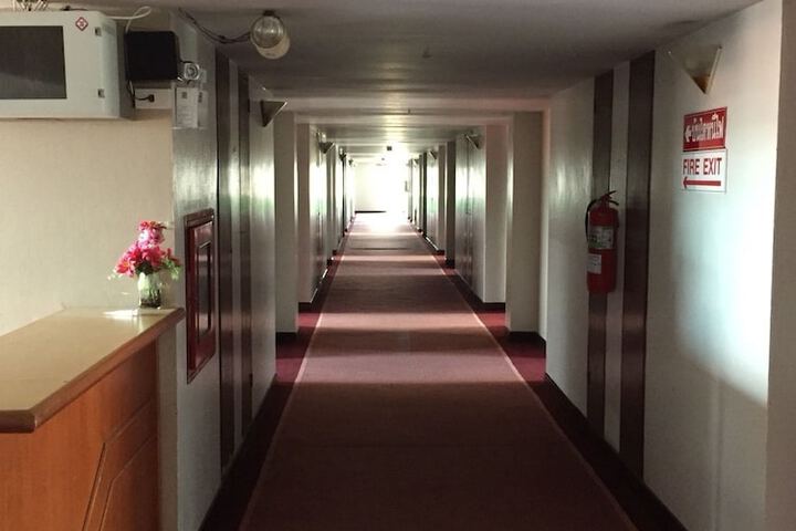 Ballroom/Hall 21 of 25