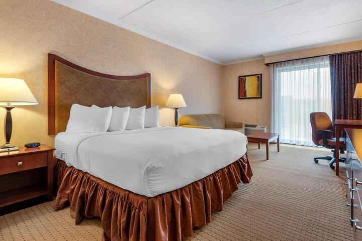 1 Queen Bed Mobility Accessible Communication Assistance Bathtub View Full Breakfast (9 of 20)