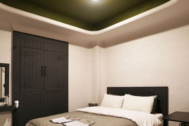 Room 16 of 44