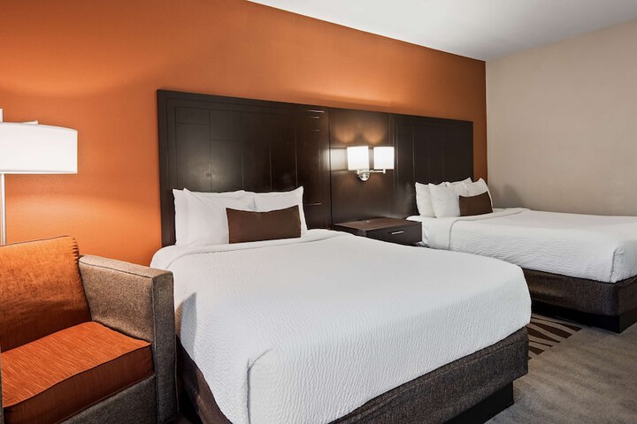 2 Queen Beds Microwave and Refrigerator Full Breakfast (1 of 6)