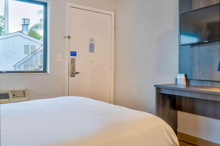 Deluxe Room 2 Double Beds Refrigerator (1 of 10)