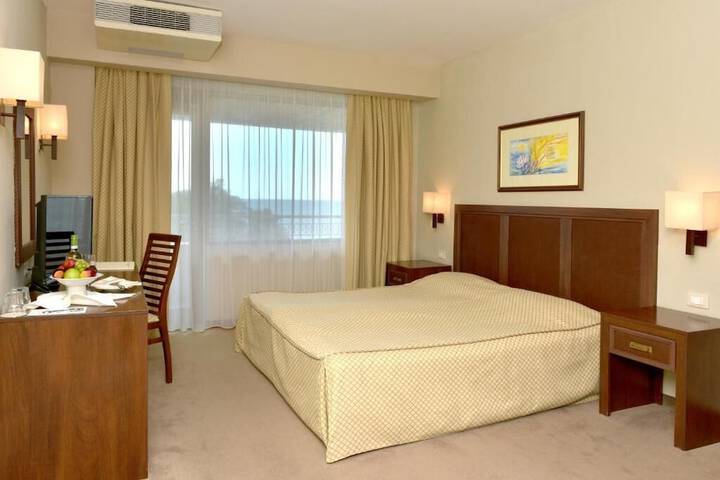 Room 10 of 40