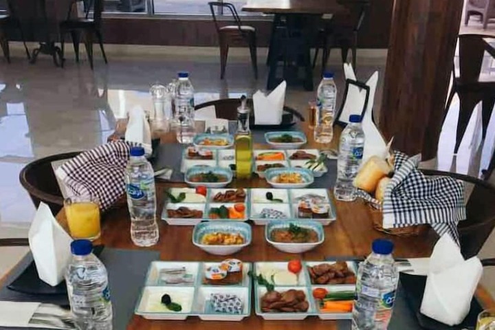 Dining 8 of 9