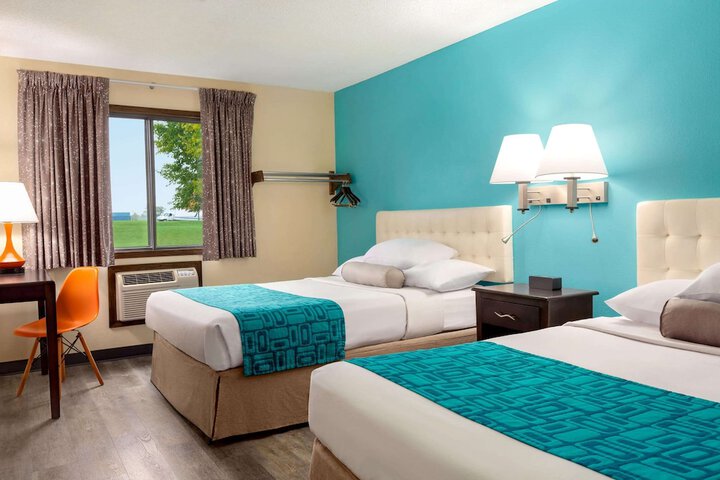 1 Queen Bed (5 of 9)