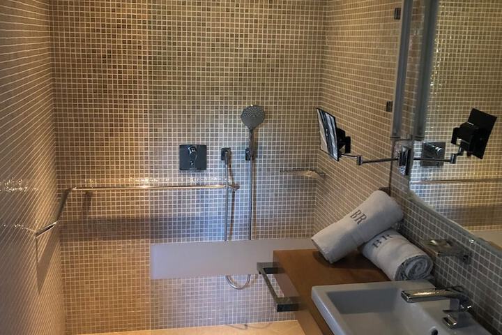 Room 26 of 105