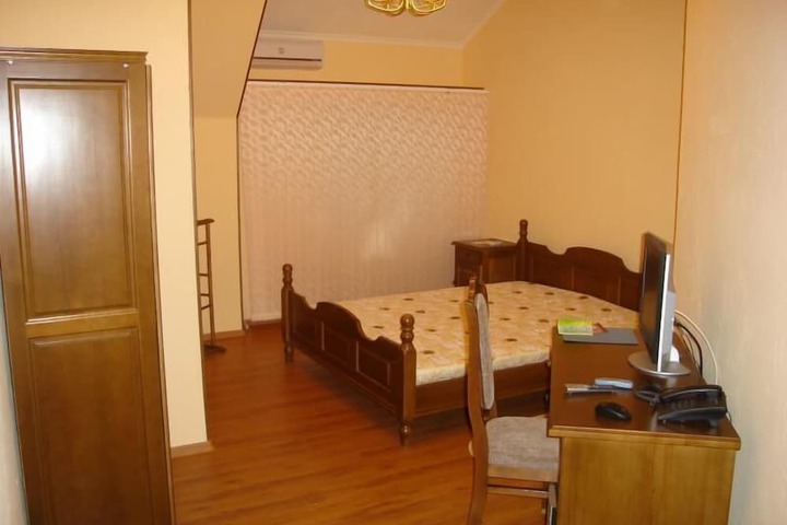 Room 10 of 17