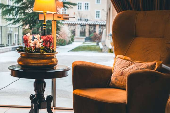 Lounge 100 of 136