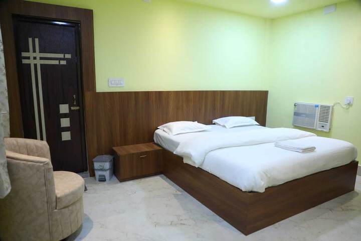 Room 11 of 27