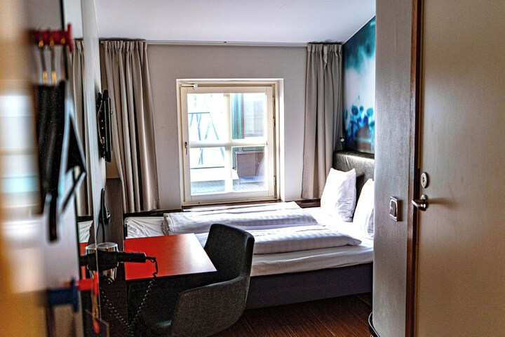 Room 33 of 99