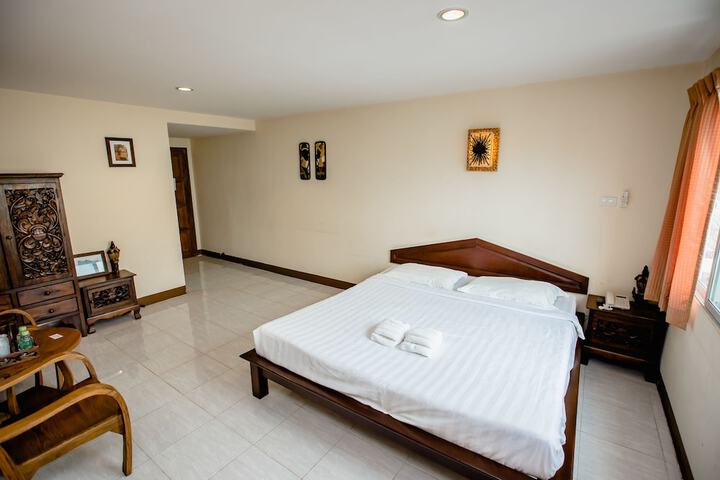 Room 8 of 33