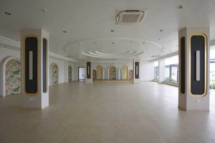 Ballroom/Hall 13 of 18