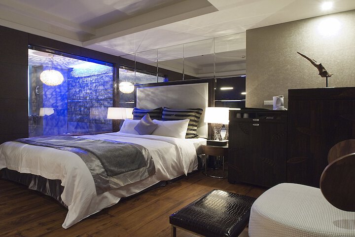 Room 5 of 17