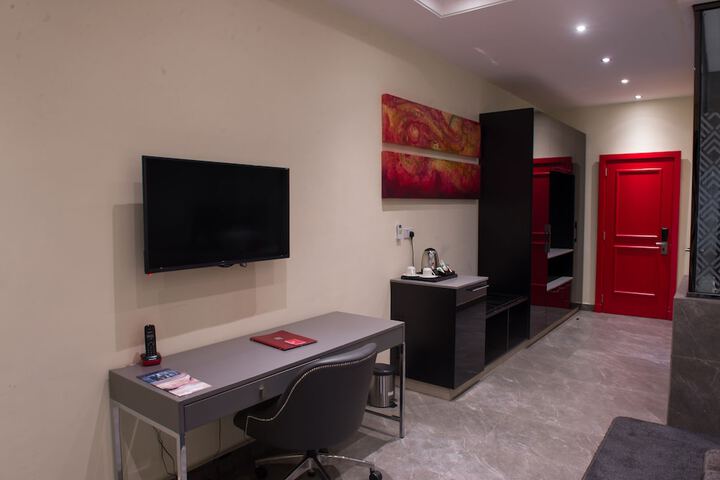 Room 6 of 33