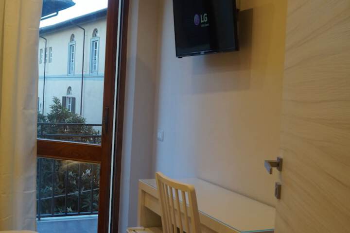 Room 5 of 32