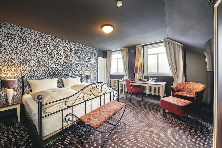 Room 32 of 98