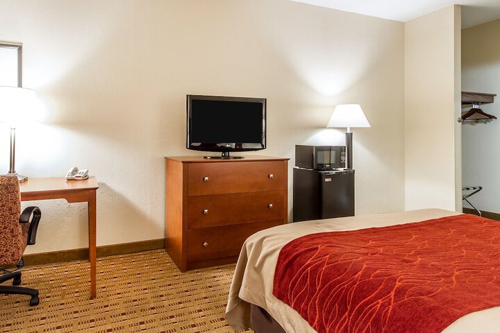 Queen Bed Accessible (22 of 24)