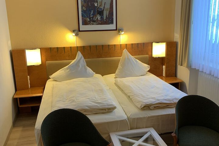 Room 12 of 77