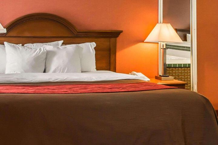 1 King Bed (7 of 8)