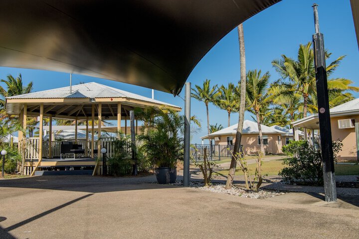 Hotel Exterior 28 of 34