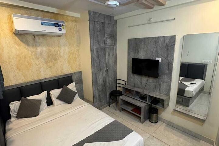 Room 5 of 17
