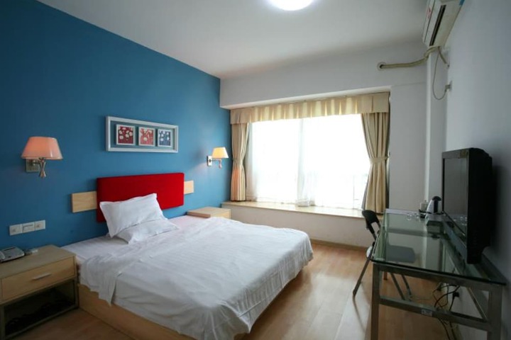 Room 10 of 14