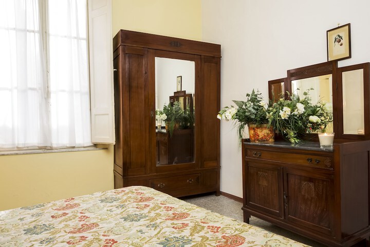 Room 6 of 42