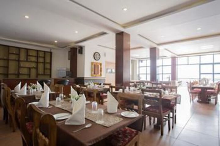 Dining 16 of 18