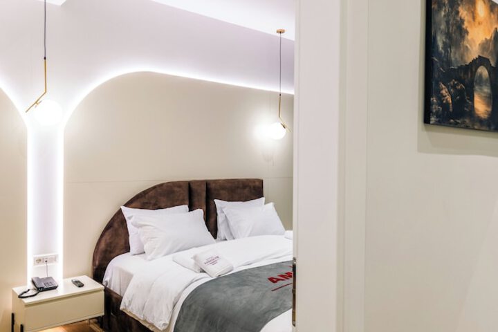 Room 18 of 120