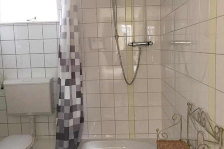 Room 6 of 11