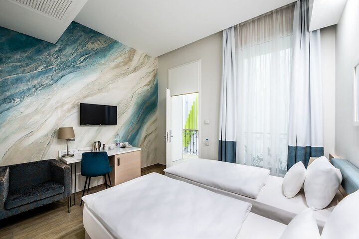 Room 32 of 80