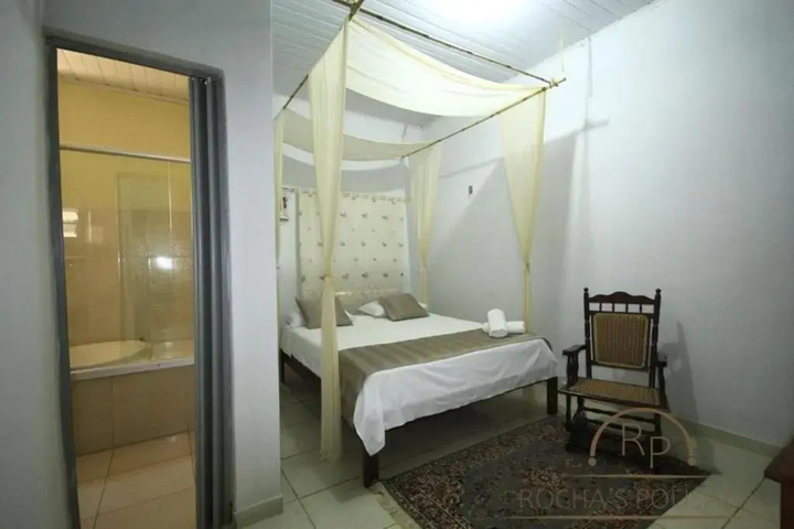 Room 4 of 8