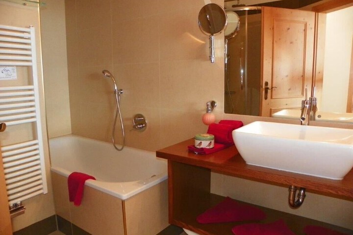 Room 33 of 100