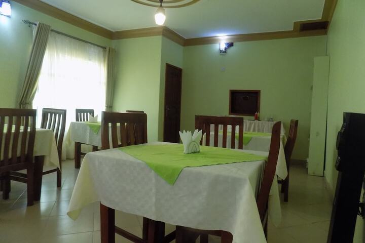 Dining 30 of 57