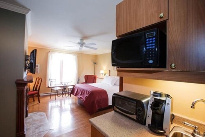 1 Queen Bed (4 of 8)
