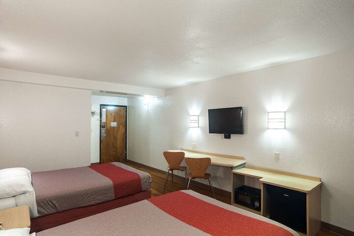 Deluxe Room 2 Double Beds Refrigerator, Microwave (7 of 10)