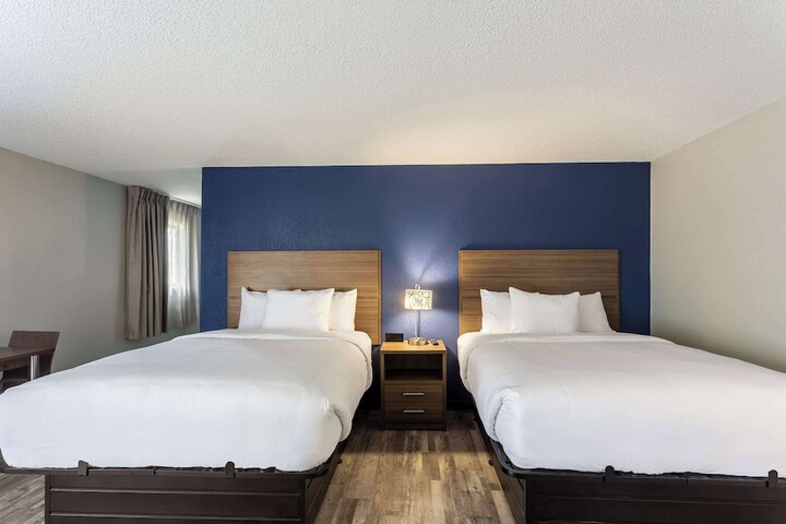 1 Queen Bed Efficiency Suite (15 of 19)