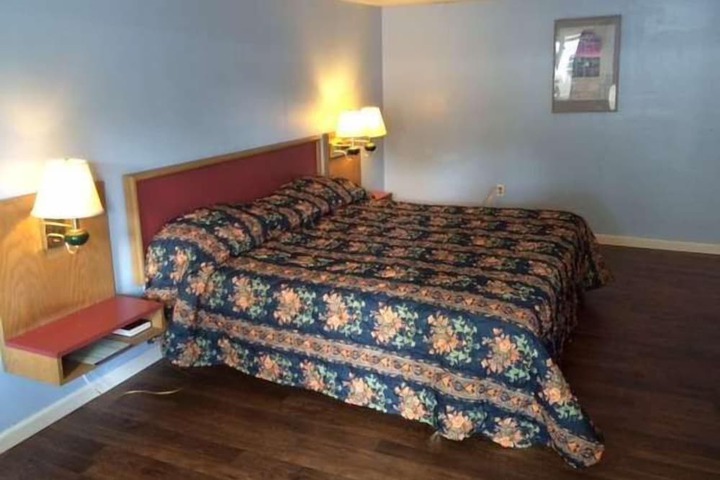 1 King Bed (2 of 6)